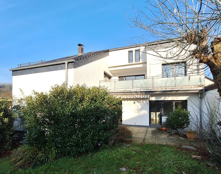 Durchmodernisiertes Zweifamilienhaus in Toplage am Leimenberg